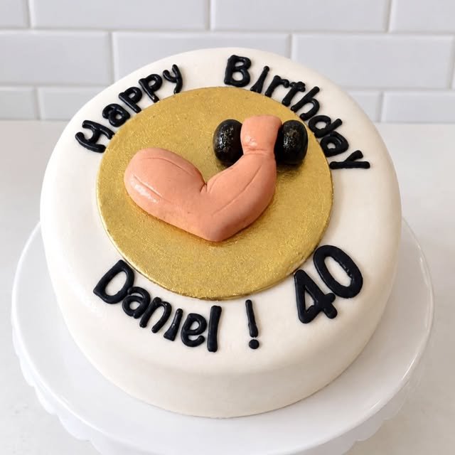 Bolo de aniversário de 40 anos com tema academia