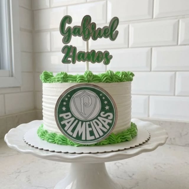 Bolo de aniversário com topo personalizado com nome e idade