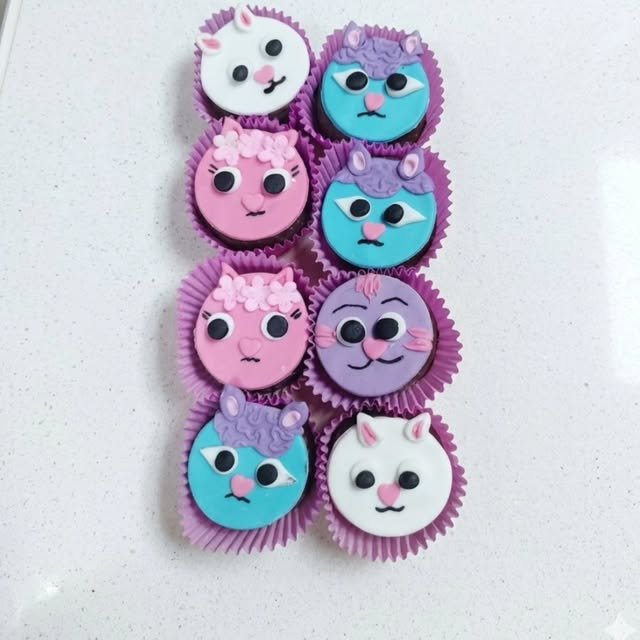 Cupcakes decorados com rostinhos de gatinhos coloridos