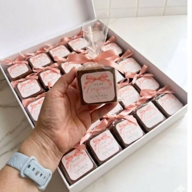 Caixa de lembrancinhas embaladas com laço e etiqueta personalizada